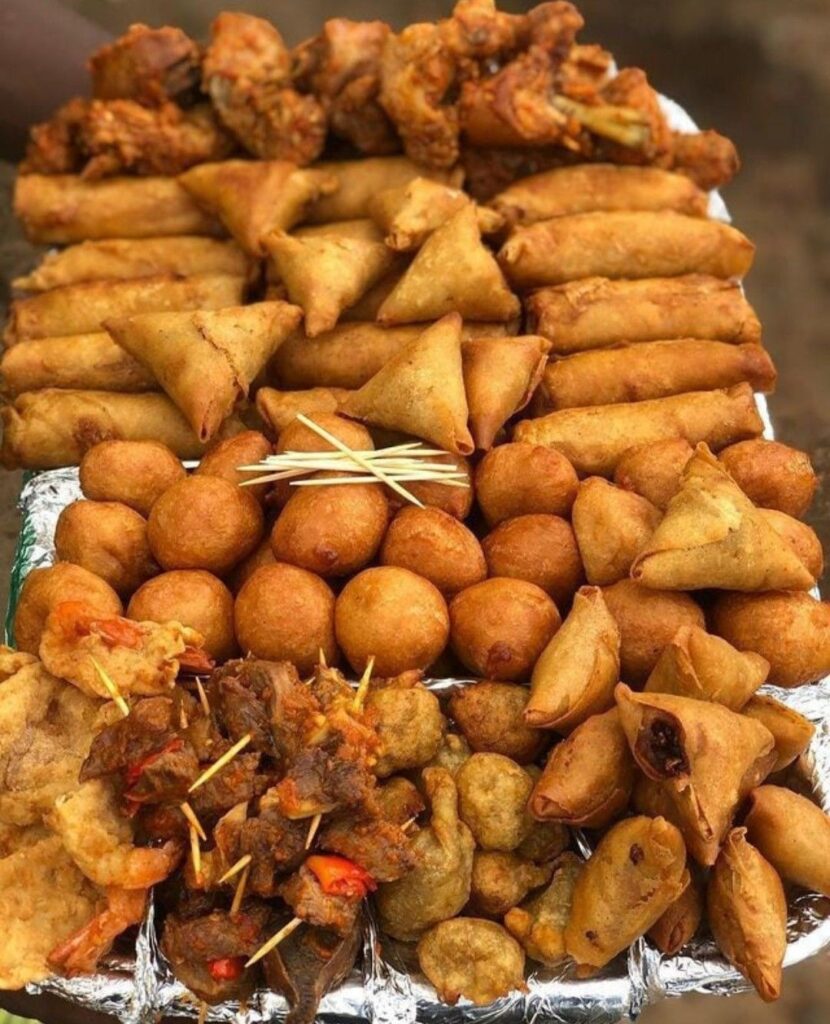 “Samosa and bonda snack platter served in a Bangalore restaurant”